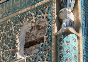 تخریب تزیینات سردر «خانقاه شیخ‌ عبدالصمد» نطنز با هدف یافتن گنج