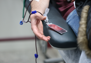 در روزهای آخر تابستان، بیماران نیازمند به خون را فراموش نکنیم