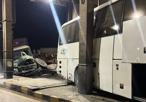 تصادف اتوبوس و بنز تک در جاده کاشان-نطنز با ۸ مصدوم