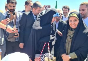 وزیر راه و‌شهرسازی وارد خور و بیابانک شد/وزیر راه و شهرسازی از آبشار نمکی خور بازدید کرد