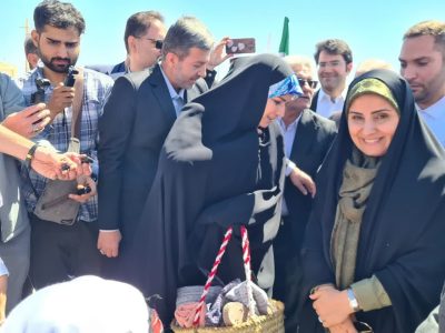 وزیر راه و‌شهرسازی وارد خور و بیابانک شد/وزیر راه و شهرسازی از آبشار نمکی خور بازدید کرد