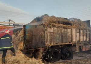 آتش‌سوزی تریلر حامل بار علوفه با یک فوتی