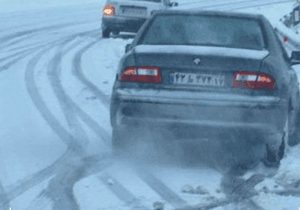 بارش برف و لغزندگی محورهای مواصلاتی غرب استان