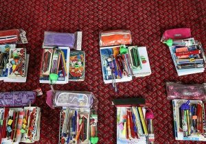 فیلم| توزیع ۵۰۰ بسته نوشت افزار در کوهپایه