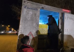 توقیف دو دستگاه خودرو حمل غیر مجاز فرآورده های خام دامی در شهرستان بویین میاندشت