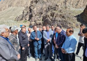 لایروبی و تخلیه رسوبات پشت بند روستای هدف گردشگری دره کاشان